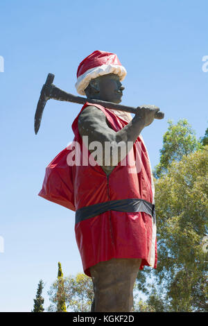 Kapunda, South Australia, Australien - Dezember 3, 2016: Historische Karte der Bergmann verkleidet als Weihnachtsmann bereit für die festliche Jahreszeit und greetin Stockfoto