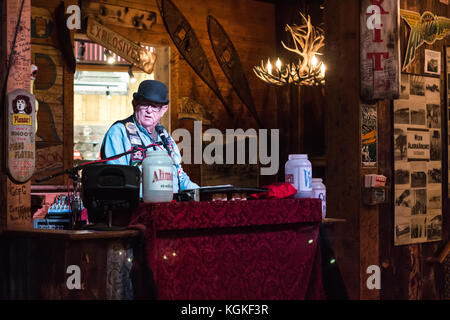 Juneau, Alaska, USA - 28. Juli 2017: Der Pianist Entertainer im Red Dog Saloon in der Innenstadt von Juneau. Stockfoto