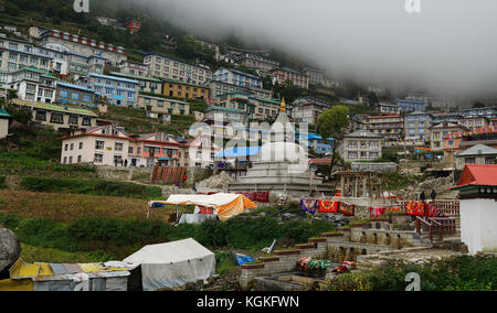 Namche Bazar, Nepal - 12. September 2017: Ansicht von unten unvollendete Tempel in Namche Bazar Stadt, Everest Base Camp Trek Stockfoto