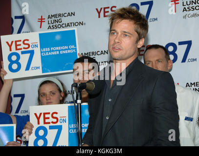 Brad Pitt und Los Angeles Bürgermeister Antonio Villaraigosa in der L.A. Labor Headquarters für ein raus und abstimmen JA auf 87. Headshot voller Länge Lächeln Brad Pitt 011 = Brad Pitt Teilnahme, Leute, Vertikal, USA, Los Angeles, Schauspieler, Filmpremiere, Fotografie, Red Carpet Event, Brad Pitt - Schauspieler, Kunst Kultur und Unterhaltung, , Prominente, Stockfoto