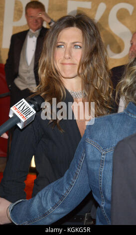 Jennifer Aniston in der 29 Leute Choice Awards am Pasadena Civic Auditorium in Pasadena, CA, 12. Januar 2003. Jennifer Aniston 030 = Menschen, vertikal, mit Blick auf die Kamera, drei Viertel Länge, Lächeln, eine Person,, Red Carpet event, Jennifer Aniston, Kunst, Kultur und Unterhaltung, Messebesuch, Prominente, topix, Bestof, Schauspielerin, Los Angeles Stockfoto