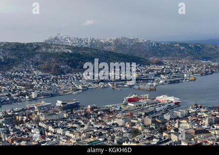 Blick über Stadt und Hafen vom Berg Fløyen, Bergen, Hordaland, Norwegen Stockfoto