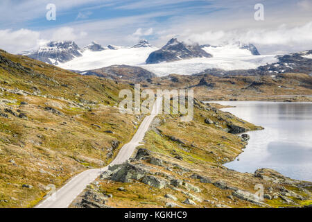 Gerade Berg Straße, die zu spektakulären Gletschern und Seen. Stockfoto