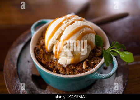 Apple Nachtisch mit Eis bröckeln Stockfoto