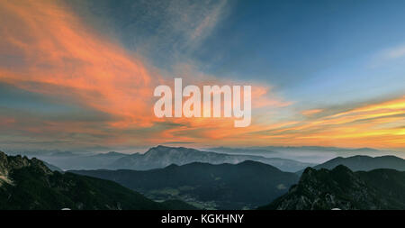 Berglandschaft bei Sonnenuntergang in den Julischen Alpen. Tolle Aussicht auf bunten Wolken und Berge. Stockfoto