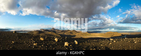 Beleuchtete Panorama Landschaft mit Bergen, Gletscher und See Islands. schöne Mitternachtssonne Landschaft. Stockfoto