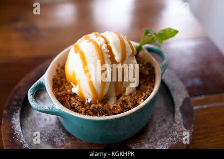 Apple Nachtisch mit Eis bröckeln Stockfoto