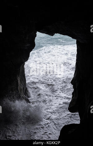 Wellen durch eine Höhle bei Camara de Lobos, in der Nähe von Funchal, Madeira, Portugal zu hetzen. Stockfoto