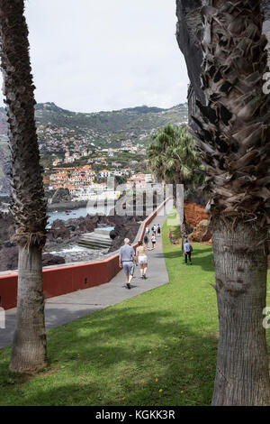 Touristen auf einem Pfad nähert sich Camara de Lobos, einem Dorf in der Nähe von Funchal auf Madeira, in der Winston Churchill verwendet zu besuchen und Farbe Stockfoto