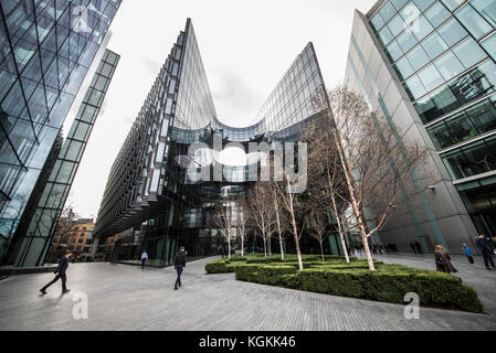 PricewaterhouseCoopers, pwc, Büro in mehr London Riverside, London, an einem düsteren bedeckten Tag mit wenigen Leuten Stockfoto