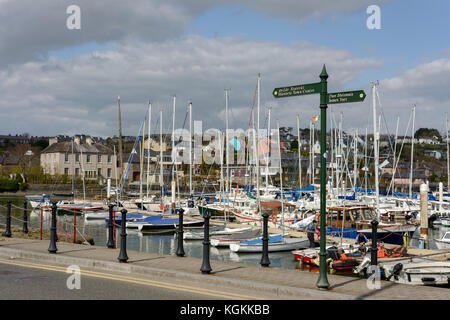 Sonniges Wetter Irland vertäute Yachten im Hafen von Kinsale, Kinsale, County Cork, Irland Stockfoto