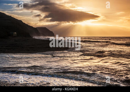 Sonnenaufgang auf Charmouth Beach auf der Suche nach Golden Cap. Stockfoto