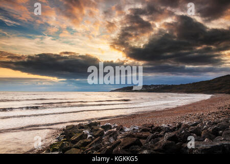 Sonnenuntergang auf Charmouth Beach in Lyme Regis. Stockfoto