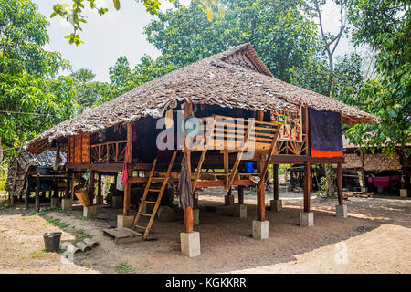 Traditionellen Holzhaus auf Stelzen im Karen Dorf in der Nähe von Hpa-an, Karen Staat/Karen Staat, Myanmar/Burma Stockfoto