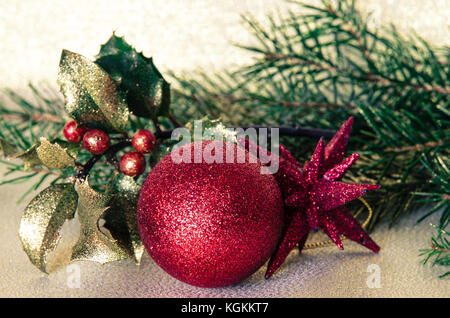 Rote Weihnachtskugel und roten Holly Stockfoto