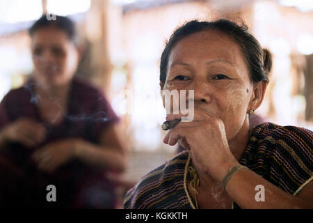 Alte burmesische Frau Der bamar Stamm tragen Thanaka und Zigarre im Karen Dorf in der Nähe von Hpa-an, Karen Staat/Karen Staat, Myanmar/Burma Stockfoto