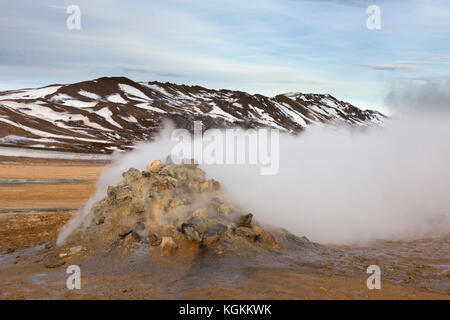Dampfende Fumarole bei Hverir, Geothermie-Gebiet in der Nähe von Námafjall, Norðurland eystra / Nordurland eystra, Island Stockfoto