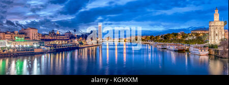 Blick auf den Fluss Guadalquivir bei Dämmerung aus San Telmo Brücke, Sevilla, Spanien Stockfoto