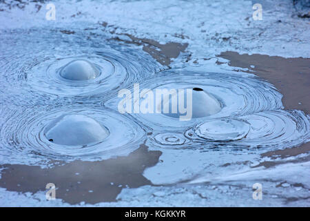 Sprudelnder Schlamm im Schlammbecken / Schlammtopf bei Hverir, Geothermie-Gebiet bei Námafjall, Norðurland eystra / Nordurland eystra, Island Stockfoto