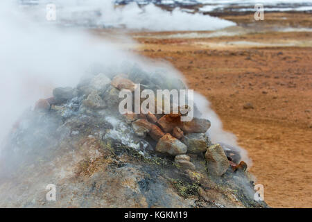 Dampfende Fumarole bei Hverir, Geothermie-Gebiet in der Nähe von Námafjall, Norðurland eystra / Nordurland eystra, Island Stockfoto