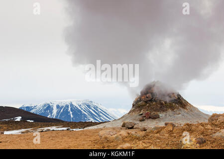 Dampfende Fumarole bei Hverir, Geothermie-Gebiet in der Nähe von Námafjall, Norðurland eystra / Nordurland eystra, Island Stockfoto