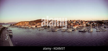 Panoramablick auf die Altstadt von Trogir in Kroatien am Abend Stockfoto