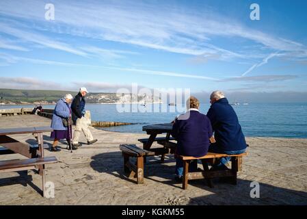 Alte Paar an der Aussicht auf die Bucht von Swanage, Dorset England UK suchen Stockfoto