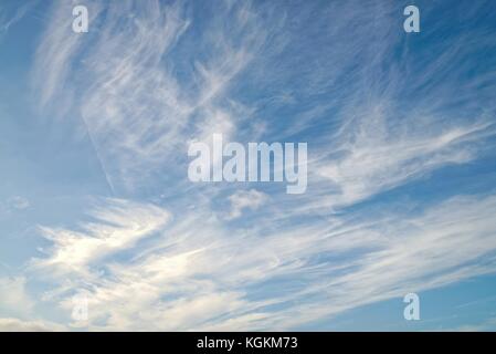 Muster der Cirrus Wolken vor blauem Himmel Stockfoto