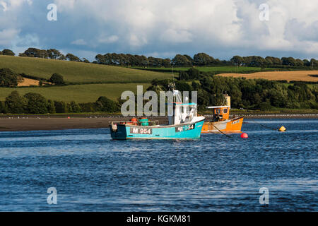 Kleine Fischerboote vor Anker an der Flussmündung des Teifi bei Gwbert, in der Nähe von Cardigan, Ceredigion, Wales, Großbritannien Stockfoto