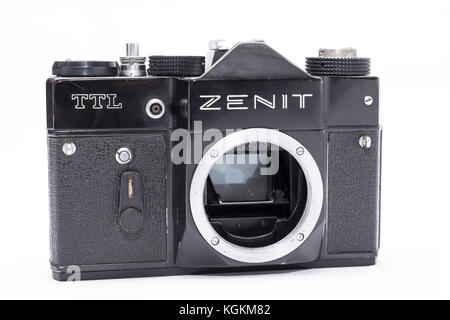 Alte sowjetische Zenit TTL 35mm Film Kamera isoliert auf weißem Stockfoto