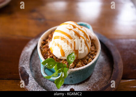 Apple Nachtisch mit Eis bröckeln Stockfoto