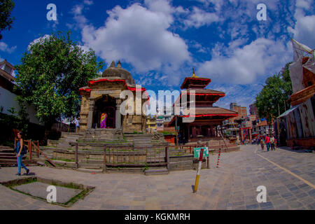 Kathmandu, Nepal Oktober 15, 2017: unbekannte Menschen zu Fuß in einem Durbar Square in einem beautidul sonnigen Tag in der Nähe von Alte hinduistische Tempel in Kathmandu, Nepal Stockfoto