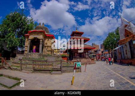 Kathmandu, Nepal Oktober 15, 2017: unbekannte Menschen zu Fuß in einem Durbar Square in einem beautidul sonnigen Tag in der Nähe von Alte hinduistische Tempel in Kathmandu, Nepal Stockfoto