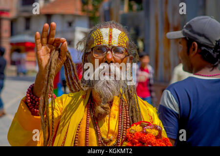 Kathmandu, Nepal Oktober 15, 2017: Portrait der Nepalesischen sadhu Mann in seinen Händen ein Gebet Perlen auf der Straße von Kathmandu in Nepal Holding Stockfoto