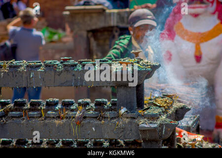 Kathmandu, Nepal Oktober 15, 2017: unbekannter Menschen brennende Räucherstäbchen in einem Durbar Square in der Nähe von Alte hinduistische Tempel in Kathmandu, Nepal Stockfoto