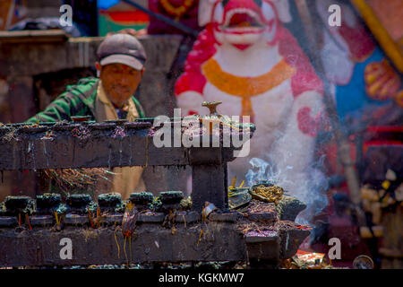 Kathmandu, Nepal Oktober 15, 2017: unbekannter Menschen brennende Räucherstäbchen in einem Durbar Square in der Nähe von Alte hinduistische Tempel in Kathmandu, Nepal Stockfoto