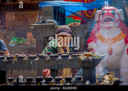 Kathmandu, Nepal Oktober 15, 2017: unbekannter Menschen brennende Räucherstäbchen in einem Durbar Square in der Nähe von Alte hinduistische Tempel in Kathmandu, Nepal Stockfoto