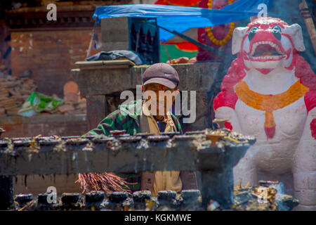 Kathmandu, Nepal Oktober 15, 2017: unbekannter Menschen brennende Räucherstäbchen in einem Durbar Square in der Nähe von Alte hinduistische Tempel in Kathmandu, Nepal Stockfoto