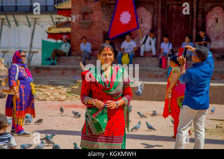 Kathmandu, Nepal Oktober 15, 2017: Unbekannter nepalesische Frau tragen typische Kleidung für die Kamera posieren, in einem Durbar Square in einem beautidul sonnigen Tag in der Nähe von Alte hinduistische Tempel in Kathmandu, Nepal Stockfoto