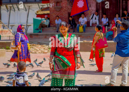 Kathmandu, Nepal Oktober 15, 2017: Unbekannter nepalesische Frau tragen typische Kleidung für die Kamera posieren, in einem Durbar Square in einem beautidul sonnigen Tag in der Nähe von Alte hinduistische Tempel in Kathmandu, Nepal Stockfoto