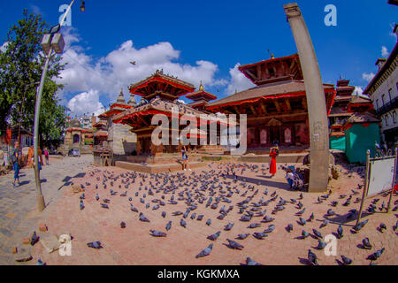 Kathmandu, Nepal Oktober 15, 2017: unbekannte Menschen zu Fuß auf den Straßen mit einem Schwarm Tauben am Durbar Square in der Nähe von Alte hinduistische Tempel in Kathmandu, Nepal, vor dem Erdbeben 2015 Stockfoto