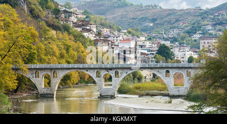 Das alte osmanische Brücke in der Stadt Berat in Albanien Stockfoto