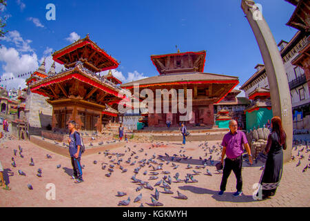 Kathmandu, Nepal Oktober 15, 2017: unbekannte Menschen zu Fuß auf den Straßen mit einem Schwarm Tauben am Durbar Square in der Nähe von Alte hinduistische Tempel in Kathmandu, Nepal, vor dem Erdbeben 2015 Stockfoto