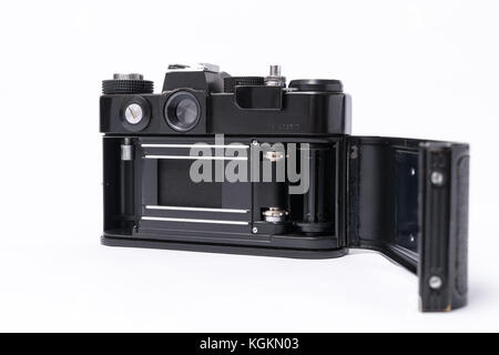 Alte sowjetische Zenit TTL 35mm Film Kamera isoliert auf weißem Stockfoto