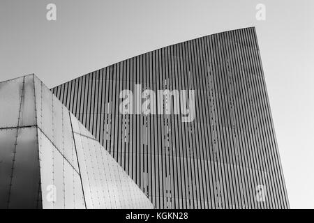 Monochromes Bild von zwei Abschnitten des Imperial War Museum North, Manchester während der späten Herbst 2017 von der Riverside gesehen. Stockfoto