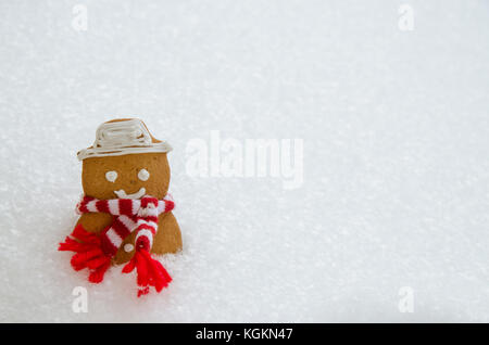 Weihnachten Lebkuchen Schneemann gegen verschneite Hintergrund Stockfoto