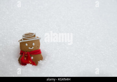 Weihnachten Lebkuchen Schneemann gegen verschneite Hintergrund Stockfoto