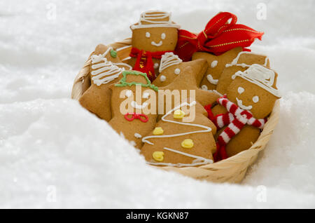 Weihnachten Lebkuchen Schneemann, Baum und Stern in Weiß Schnee Stockfoto