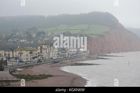 Am Strand und am Strand von Sidmouth an einem wolkigen Herbstmorgen. Sidmouth, Devon. GROSSBRITANNIEN Stockfoto