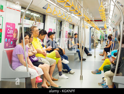 Singapur - 13. Januar 2017: Passagiere in Singapore Mass Rapid Transit (MRT) Zug. Die MRT hat 102 Stationen und ist die zweitälteste u-Bahn-System in So Stockfoto